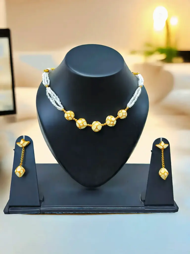 Bakhormoni Monimala - golden white  set with earing (5 Bead Set)